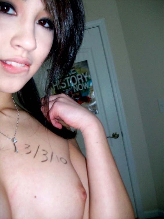 Some Chick Posing For Naughty Homemade Asian Nudes