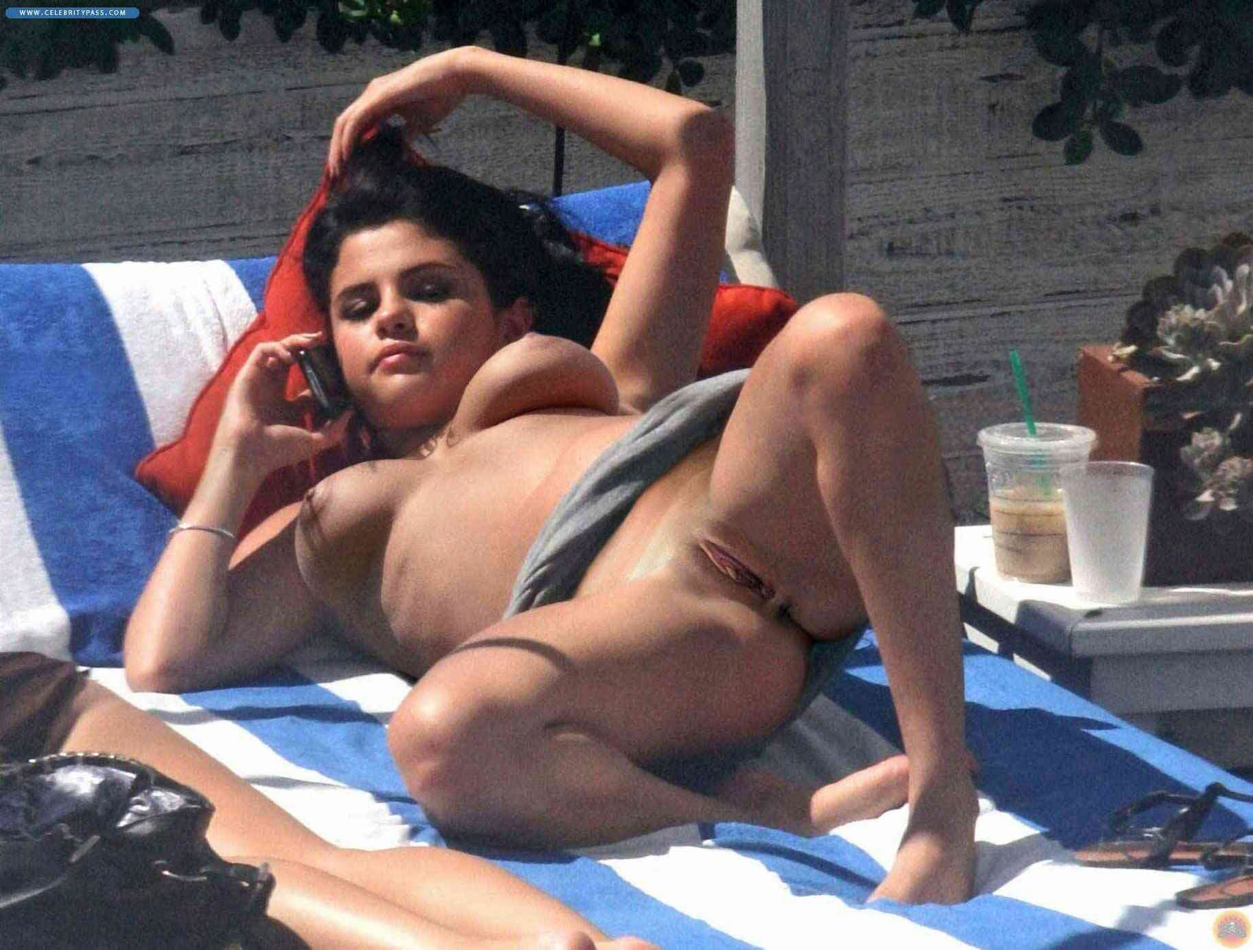 Leaked selena gomez nude Naked Selena